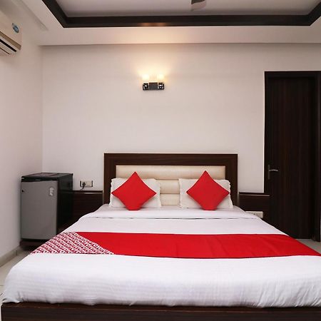גורגאון Wonderland Inn Near Aravali Biodiversity Park מראה חיצוני תמונה