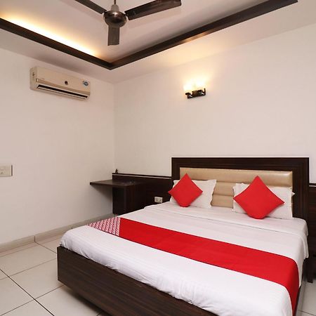 גורגאון Wonderland Inn Near Aravali Biodiversity Park מראה חיצוני תמונה