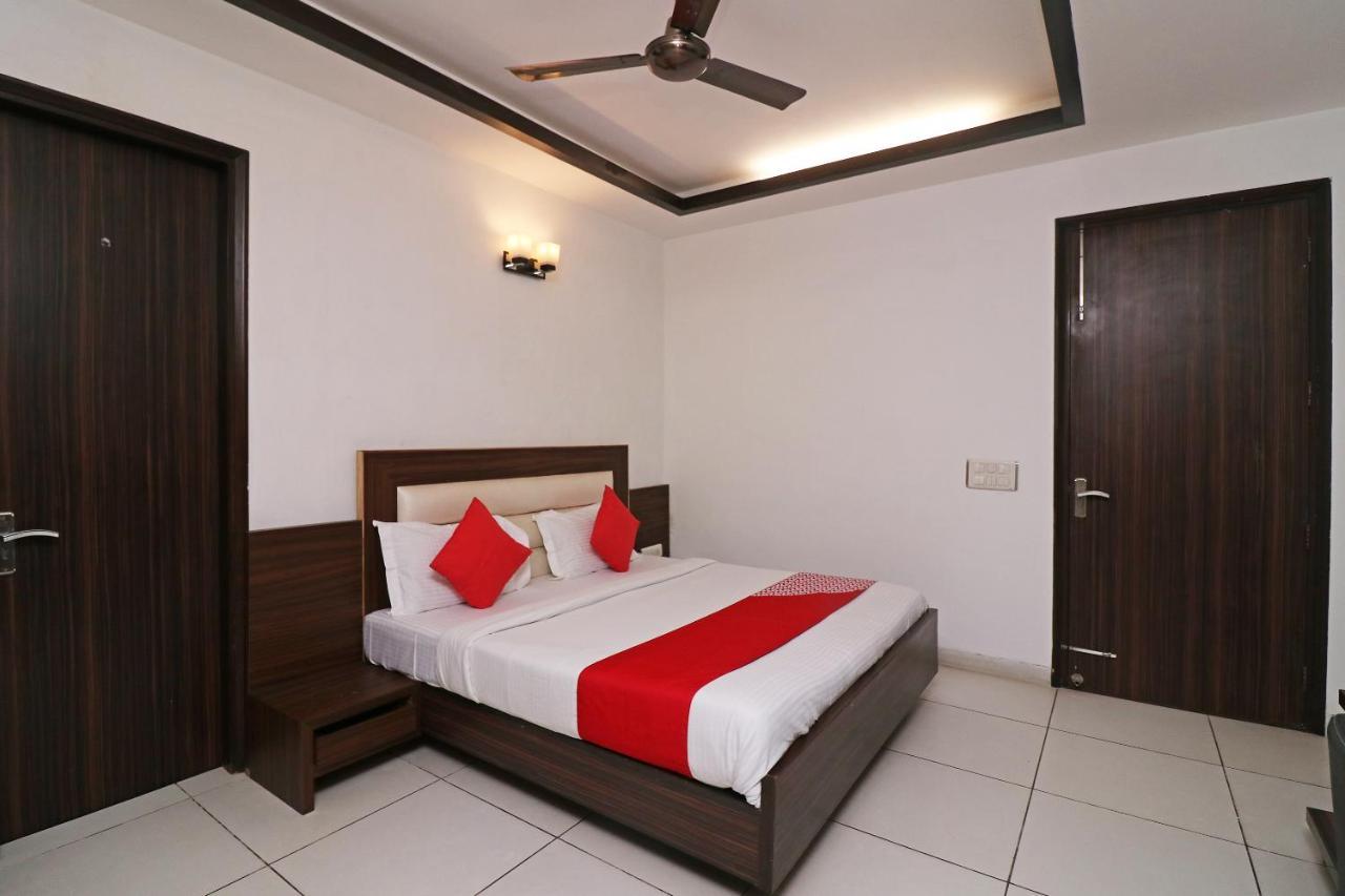 גורגאון Wonderland Inn Near Aravali Biodiversity Park מראה חיצוני תמונה