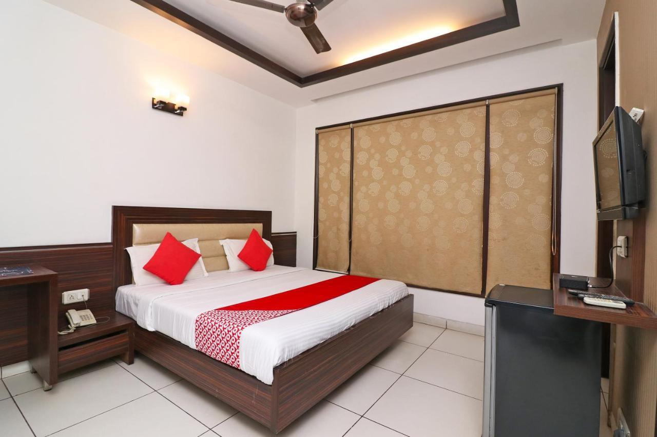 גורגאון Wonderland Inn Near Aravali Biodiversity Park מראה חיצוני תמונה