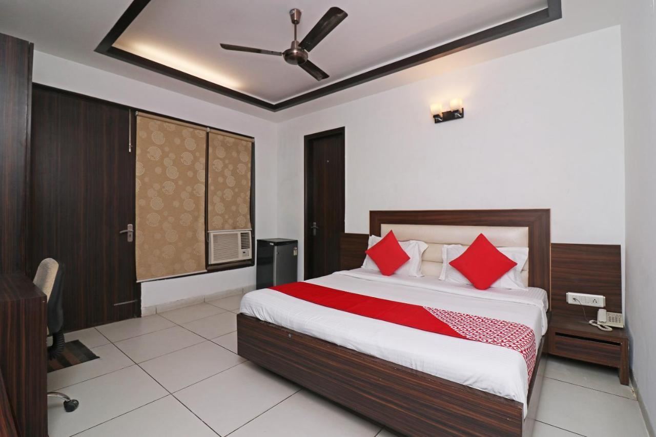 גורגאון Wonderland Inn Near Aravali Biodiversity Park מראה חיצוני תמונה
