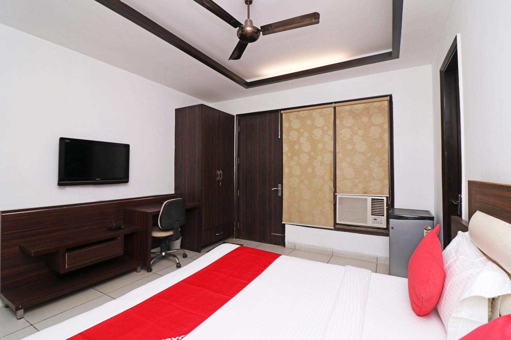 גורגאון Wonderland Inn Near Aravali Biodiversity Park מראה חיצוני תמונה