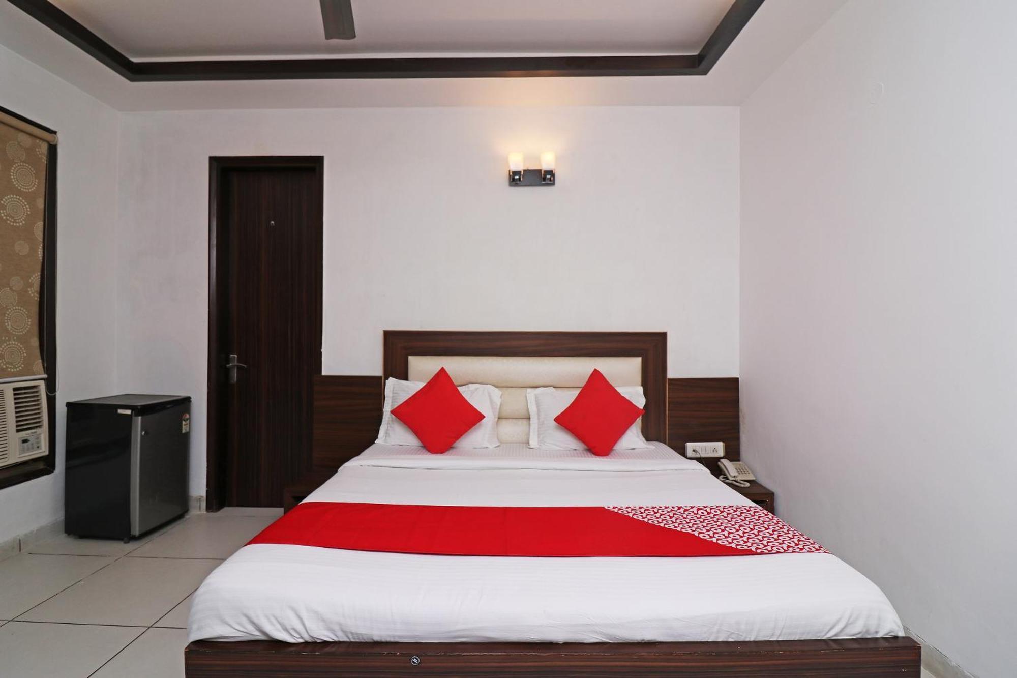 גורגאון Wonderland Inn Near Aravali Biodiversity Park מראה חיצוני תמונה