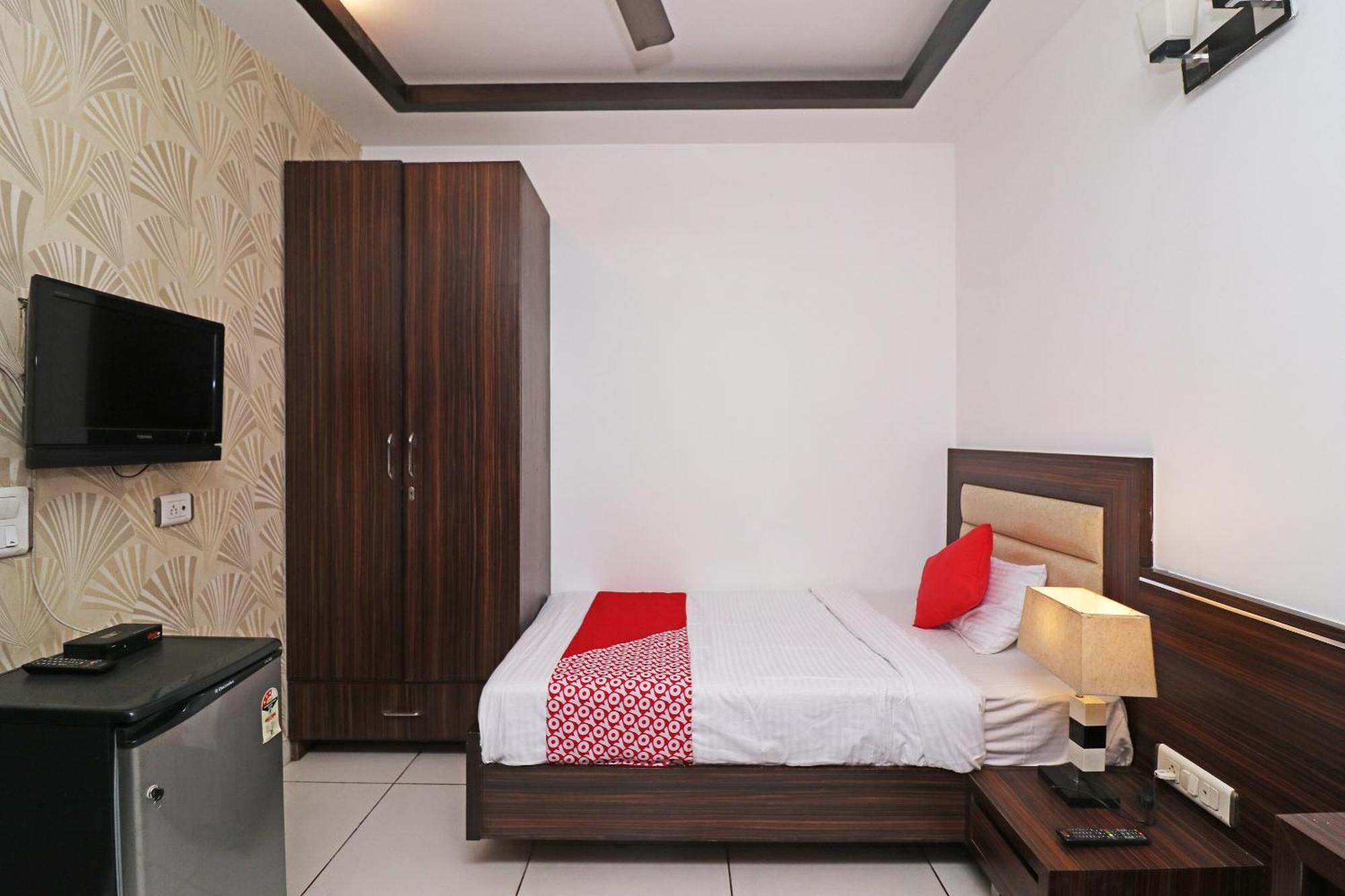 גורגאון Wonderland Inn Near Aravali Biodiversity Park מראה חיצוני תמונה