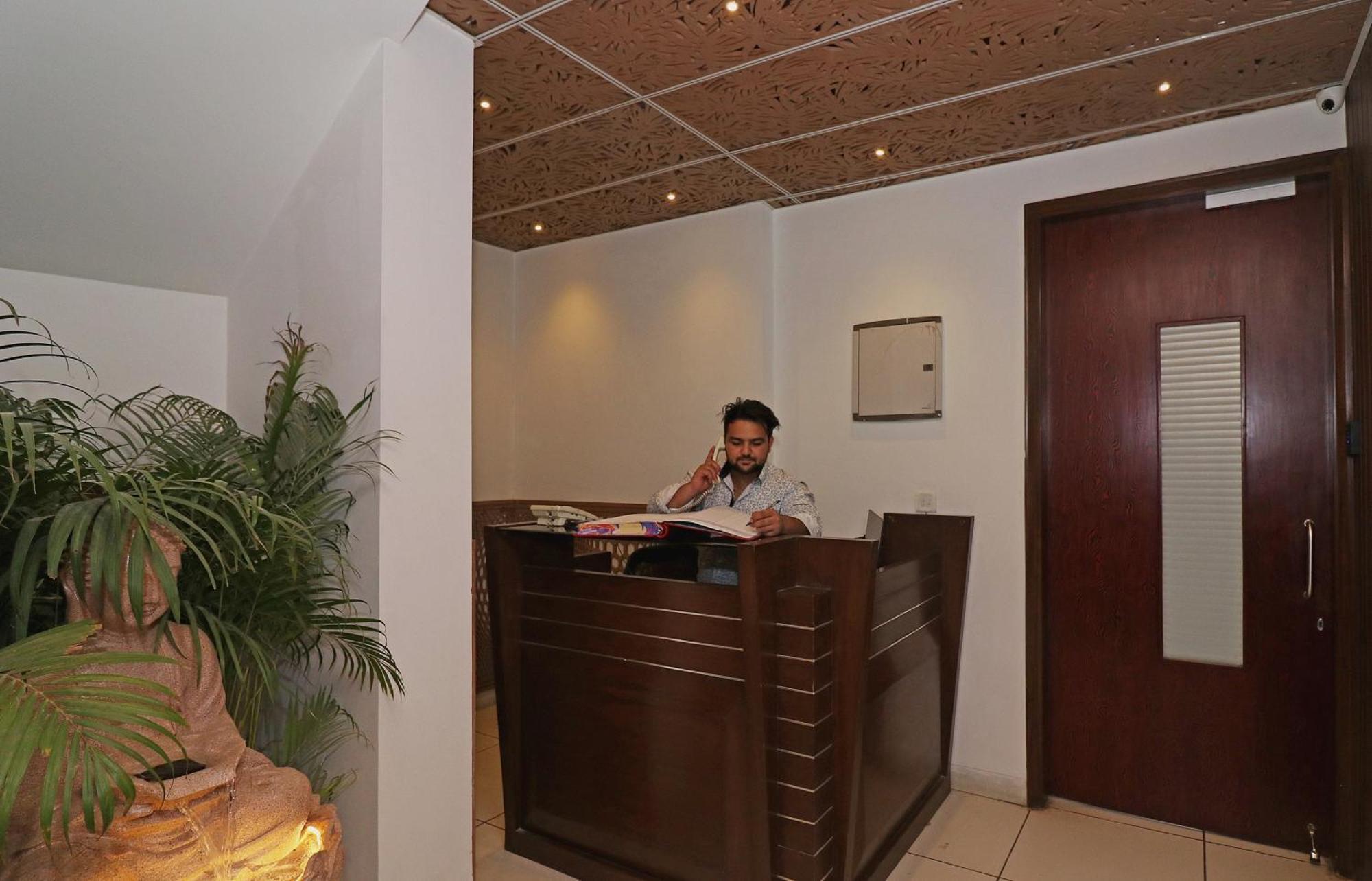 גורגאון Wonderland Inn Near Aravali Biodiversity Park מראה חיצוני תמונה