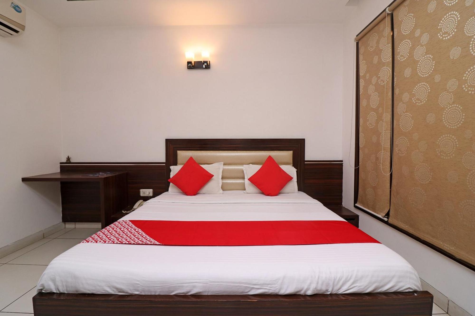 גורגאון Wonderland Inn Near Aravali Biodiversity Park מראה חיצוני תמונה