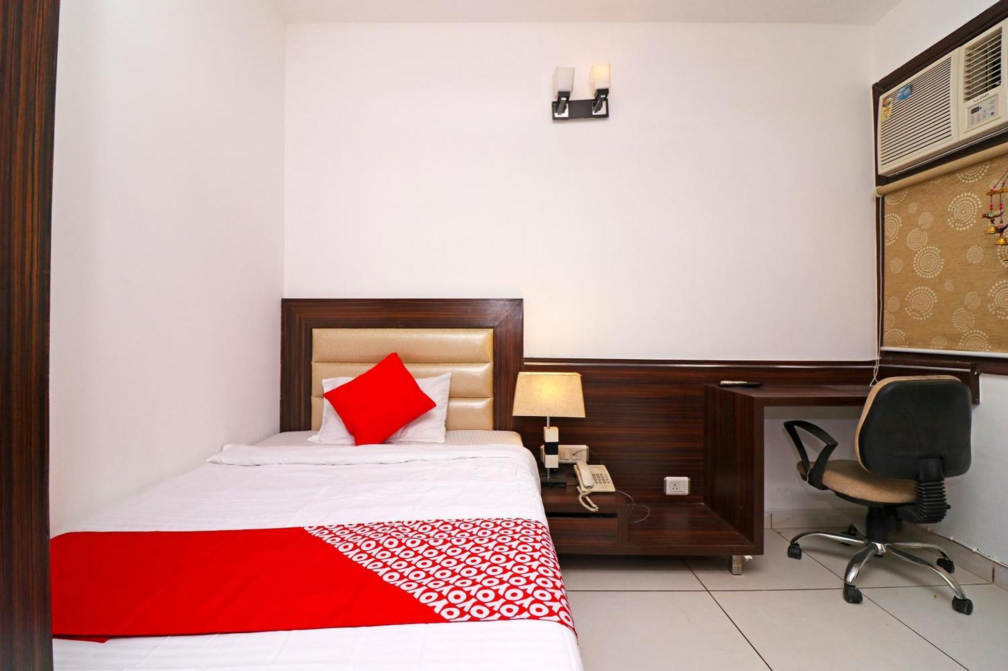 גורגאון Wonderland Inn Near Aravali Biodiversity Park מראה חיצוני תמונה