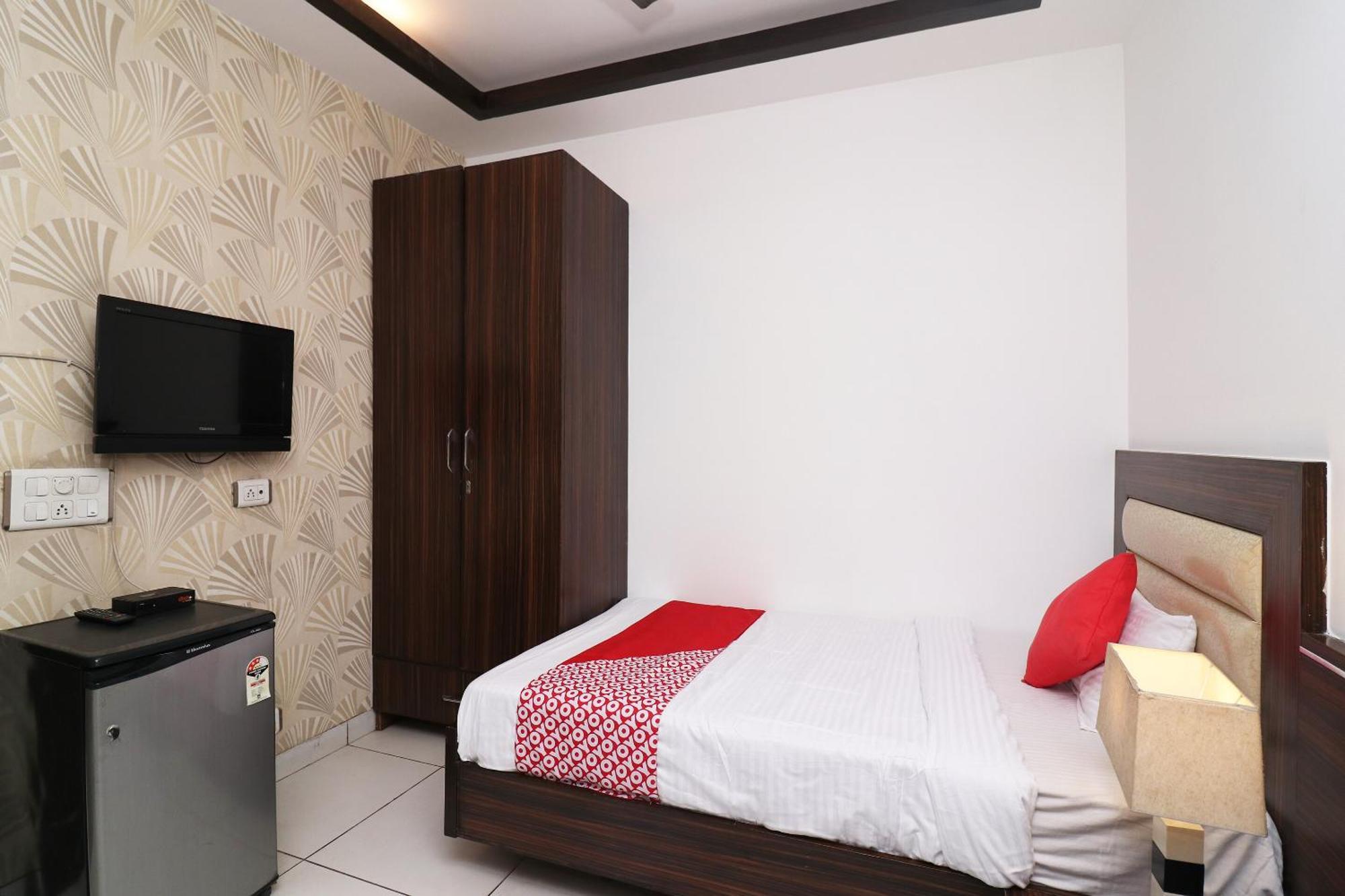 גורגאון Wonderland Inn Near Aravali Biodiversity Park מראה חיצוני תמונה