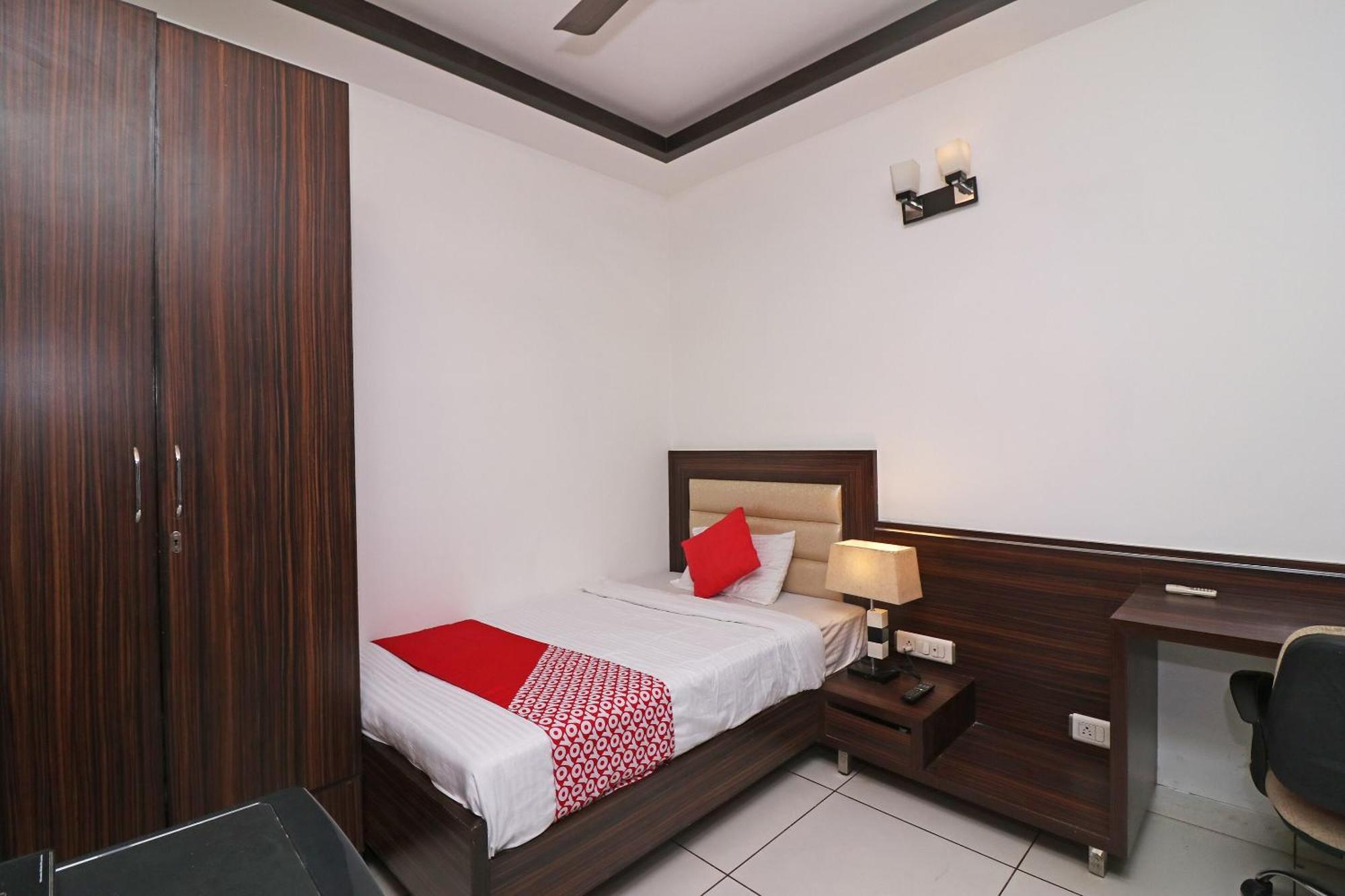 גורגאון Wonderland Inn Near Aravali Biodiversity Park מראה חיצוני תמונה