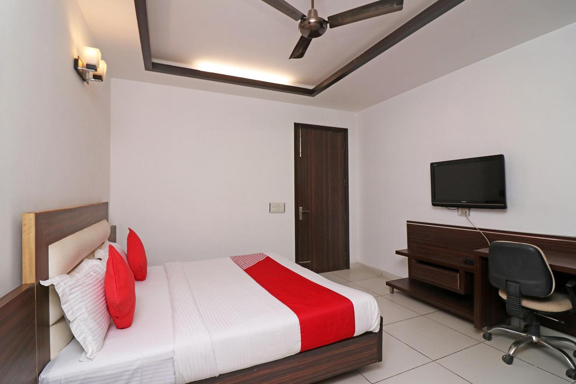 גורגאון Wonderland Inn Near Aravali Biodiversity Park מראה חיצוני תמונה