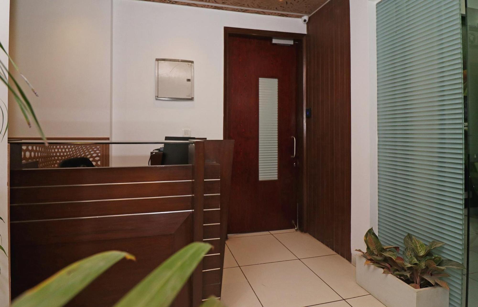 גורגאון Wonderland Inn Near Aravali Biodiversity Park מראה חיצוני תמונה
