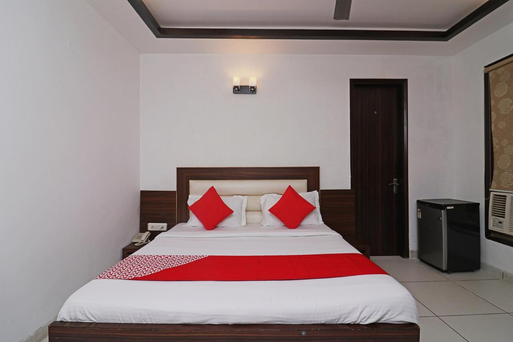 גורגאון Wonderland Inn Near Aravali Biodiversity Park מראה חיצוני תמונה