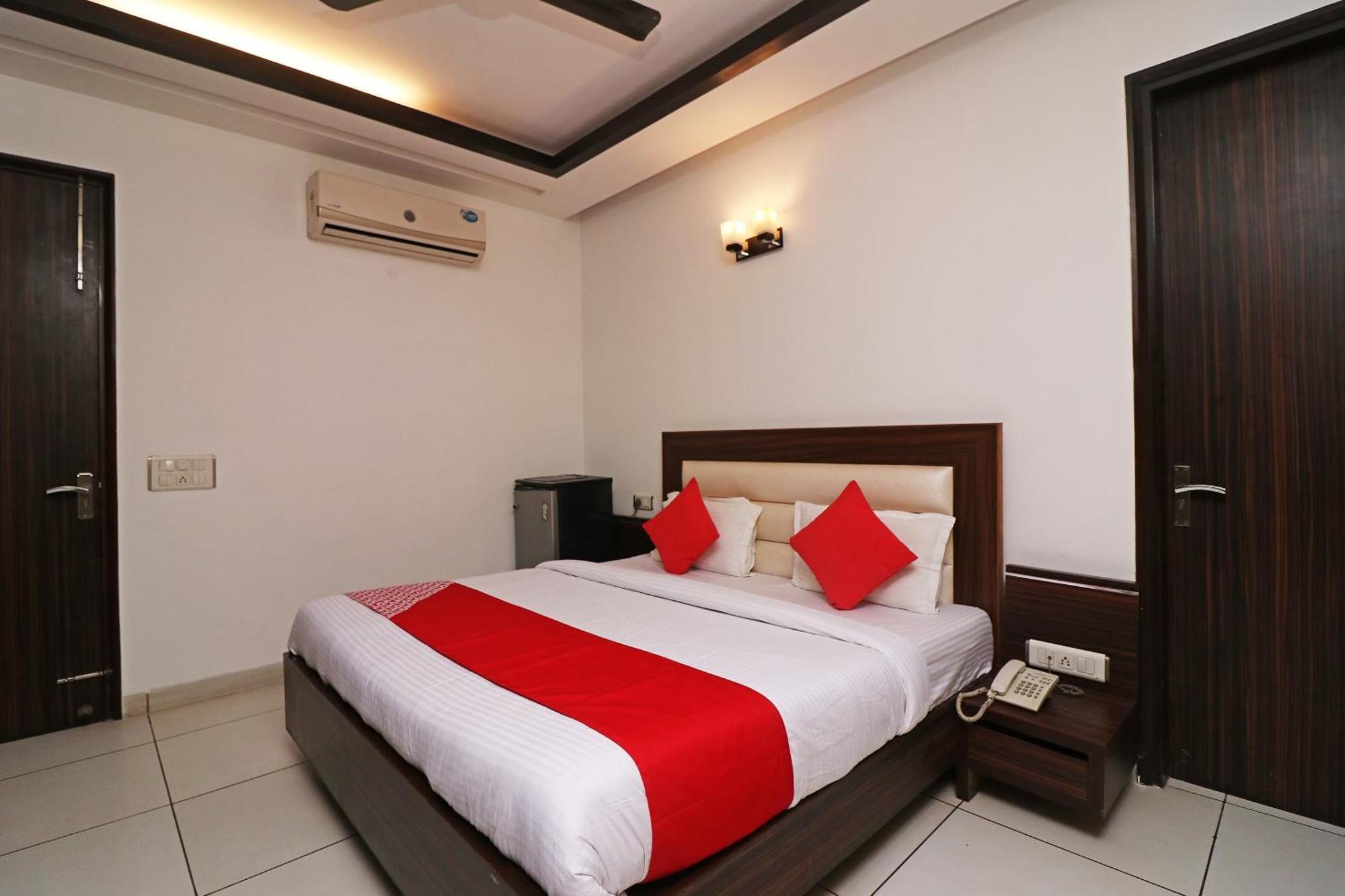 גורגאון Wonderland Inn Near Aravali Biodiversity Park מראה חיצוני תמונה