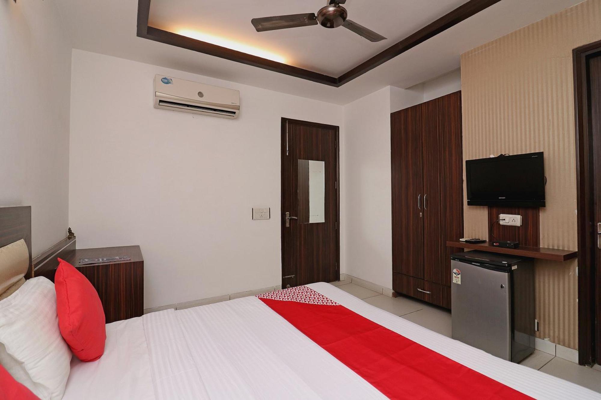 גורגאון Wonderland Inn Near Aravali Biodiversity Park מראה חיצוני תמונה