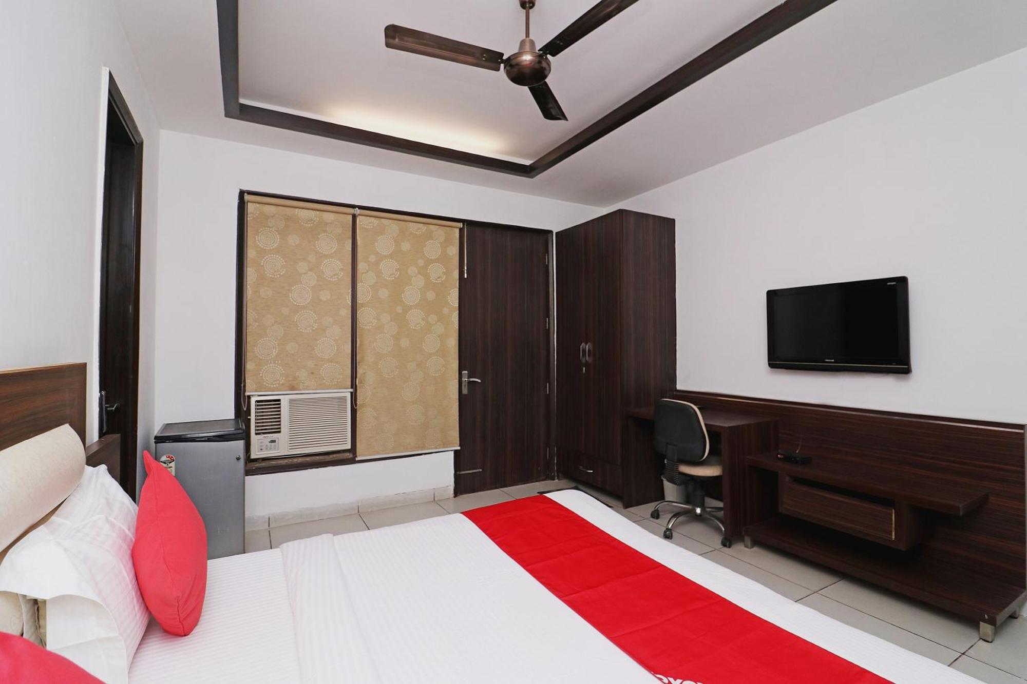 גורגאון Wonderland Inn Near Aravali Biodiversity Park מראה חיצוני תמונה