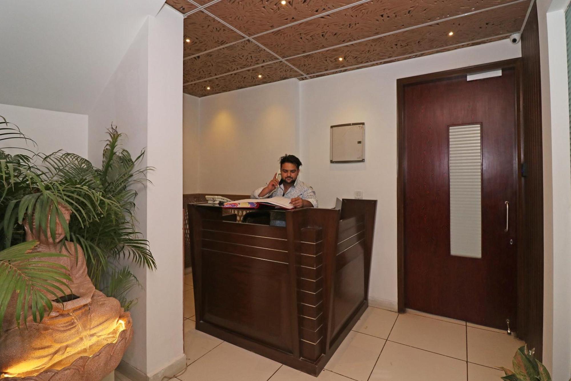 גורגאון Wonderland Inn Near Aravali Biodiversity Park מראה חיצוני תמונה