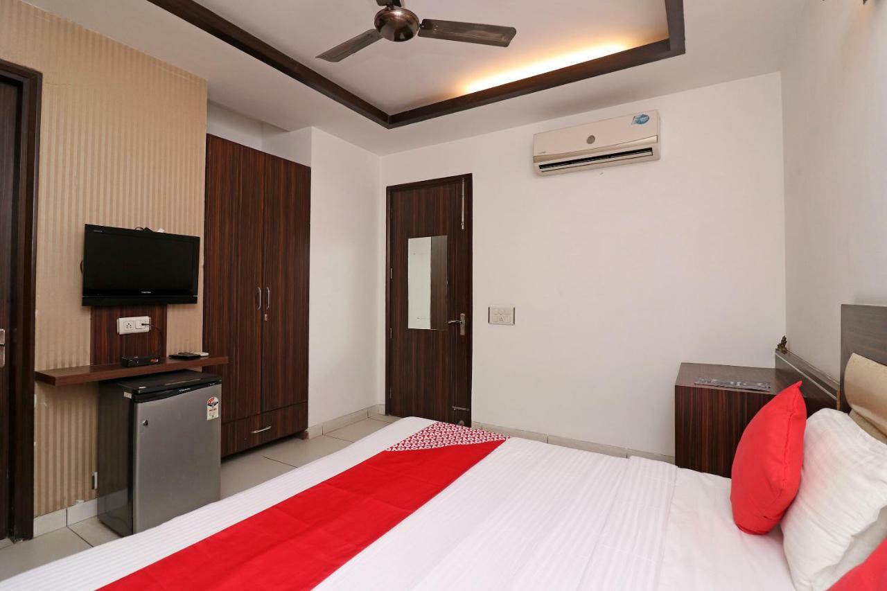 גורגאון Wonderland Inn Near Aravali Biodiversity Park מראה חיצוני תמונה